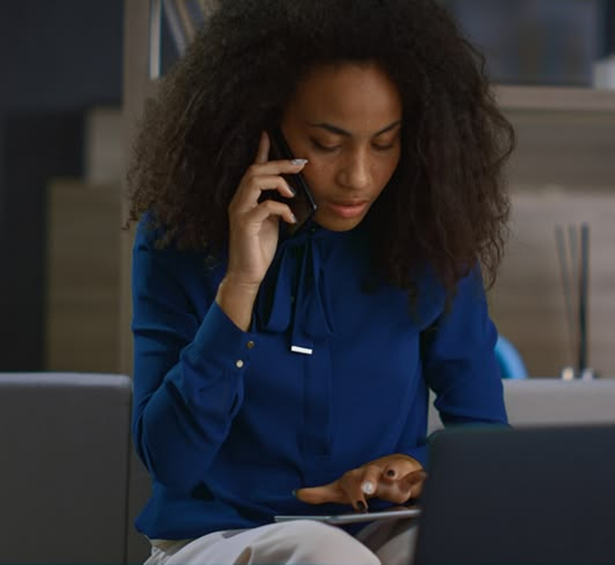 Support agent helping a customer on the phone